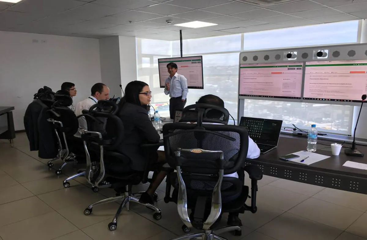 Sesión de capacitación con un equipo de trabajo frente a pantallas