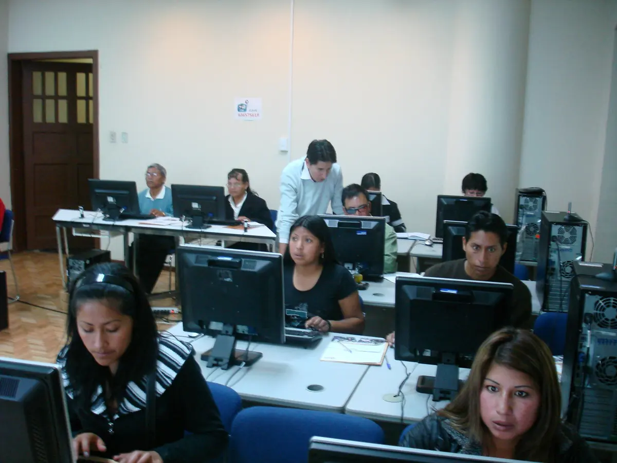 Clase práctica en un laboratorio de computación